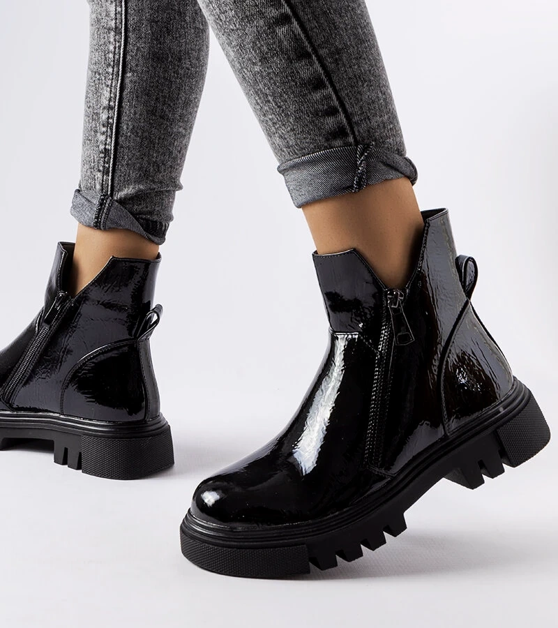 Schwarze lackierte, gefütterte Ritte Stiefeletten