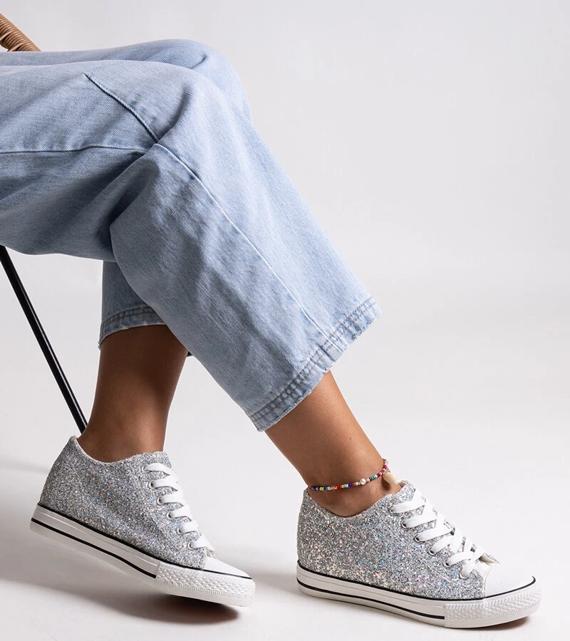 Silberne glänzende hohe Sneaker von Jadwa