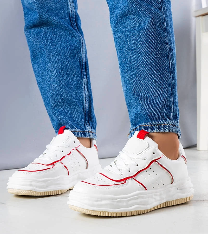 Weiße Sneakers mit roten Einsätzen von Nettie