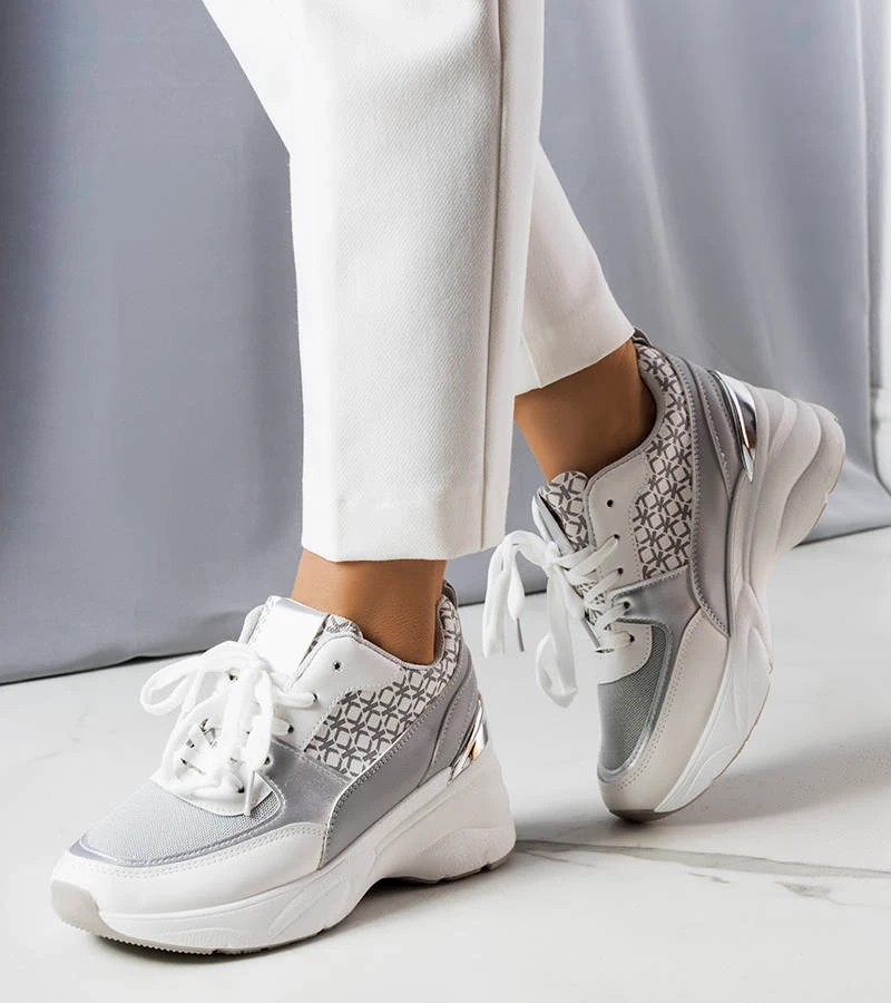 Graue Sneakers mit Lora Monogramm verziert