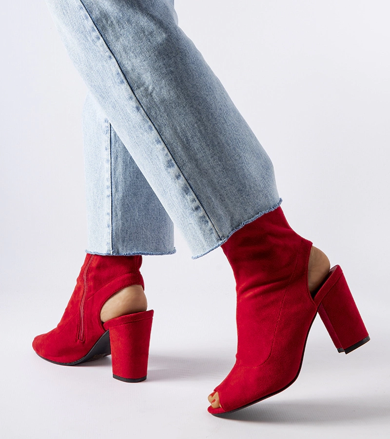 Rote Stiefeletten auf Pfennigabsatz von Guernon