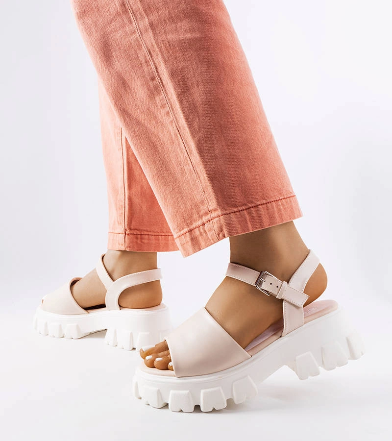 Beigefarbene Sandalen mit massiver Sohle von Vinceza