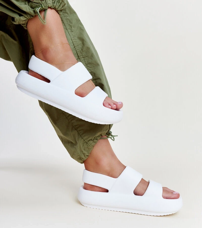 Attianas weiße Sandalen