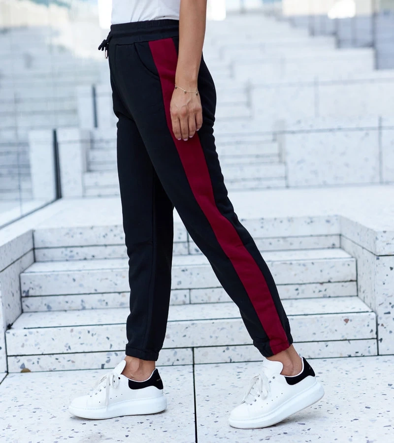 Schwarze Jogginghosen mit roten Streifen von Bel
