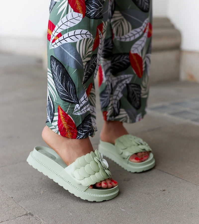 Grüne Flip-Flops mit Paciano Blume