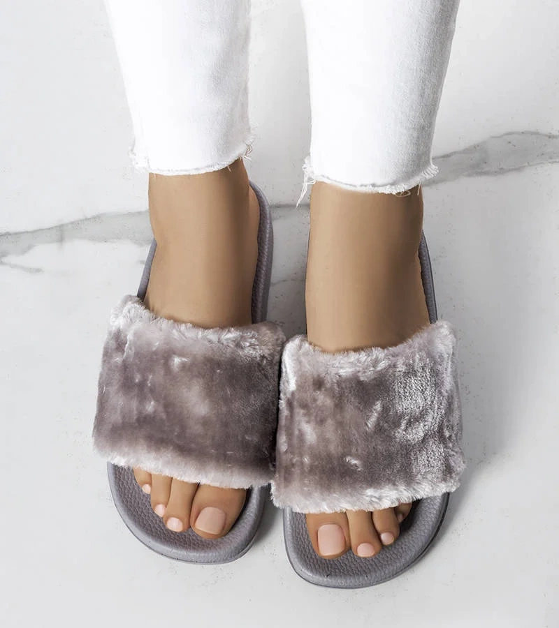 Beżowe klapki z łańcuchem Levy