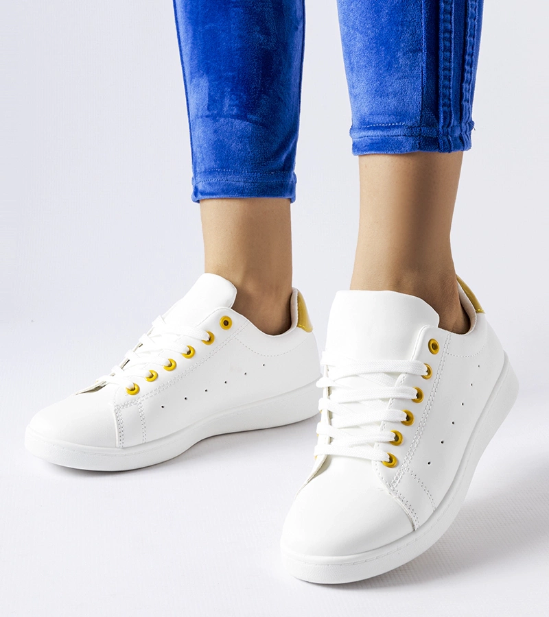 Weiße Tennisschuhe mit gelben Akzenten von Bushnell