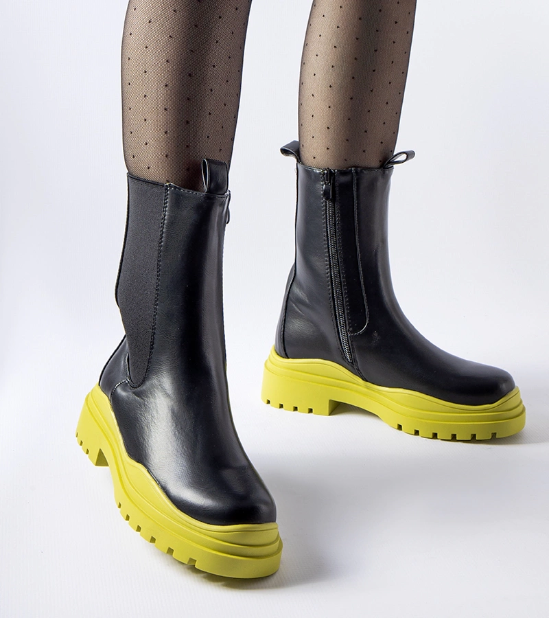 Schwarze Stiefeletten mit bunter Sohle von Delebio