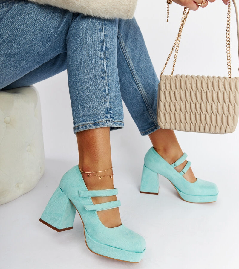 Türkise Pumps mit massivem Absatz von Cher