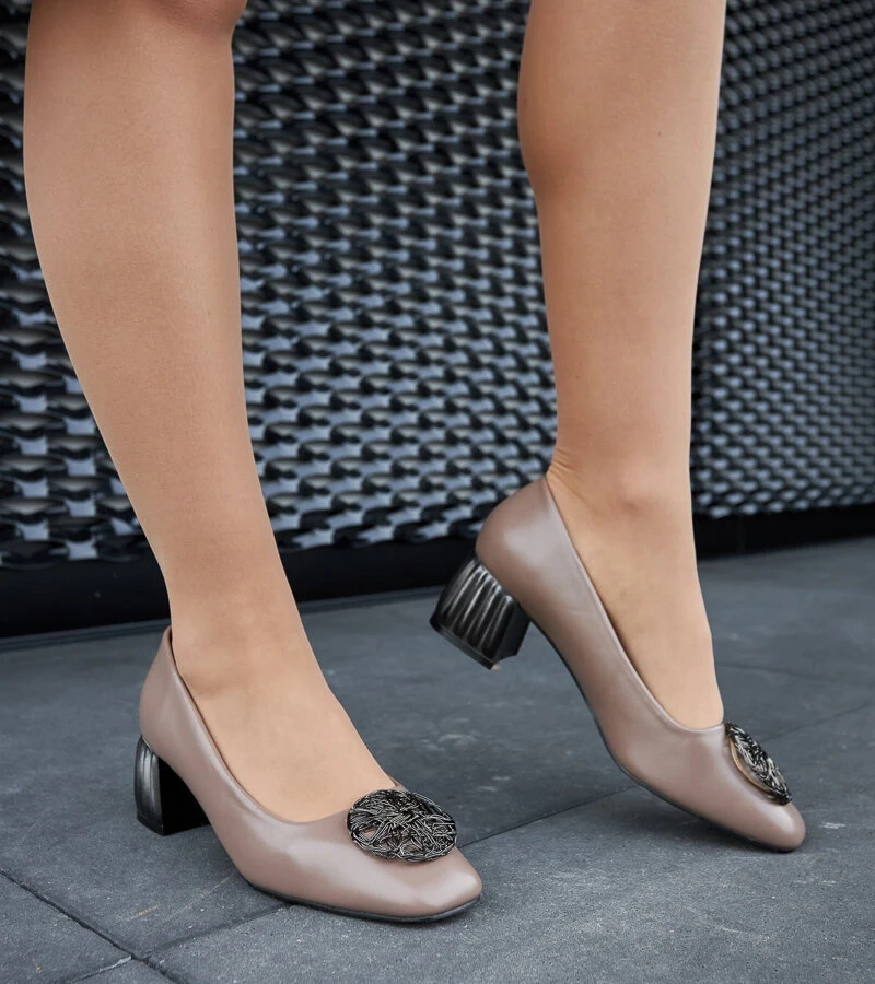 Braune Pumps mit quadratischer Spitze von Medardo