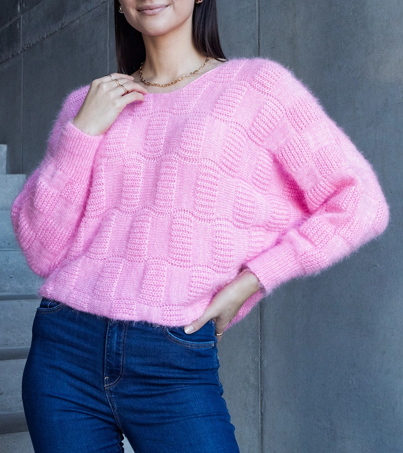 Rosa Pullover mit Neveri-Ausschnitt.