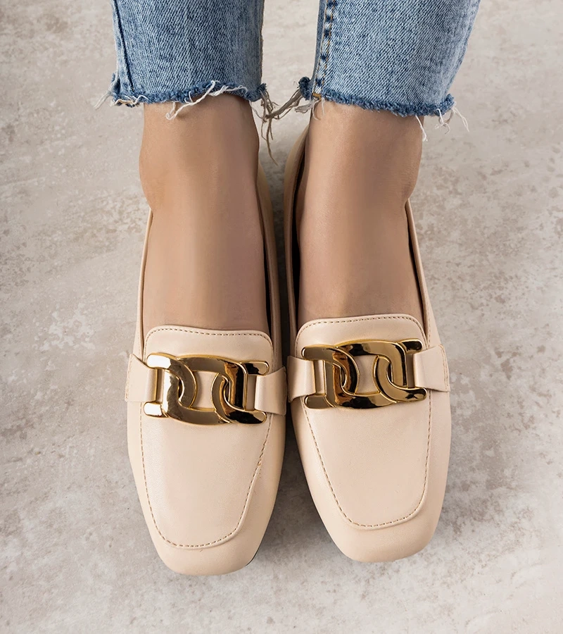 Beige Mokassins mit goldener Hashtag-Verzierung