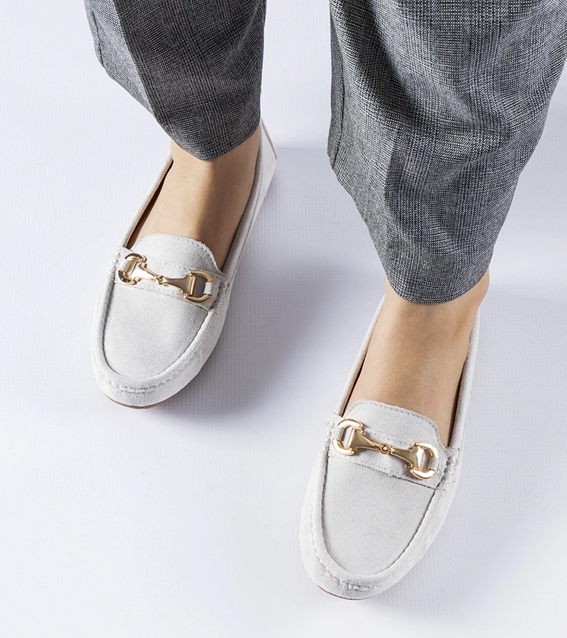 Graue Mokassins mit einer Schnalle, verziert von Fernanda