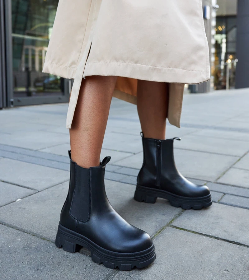 Schwarze Stiefeletten auf Plattform Placido