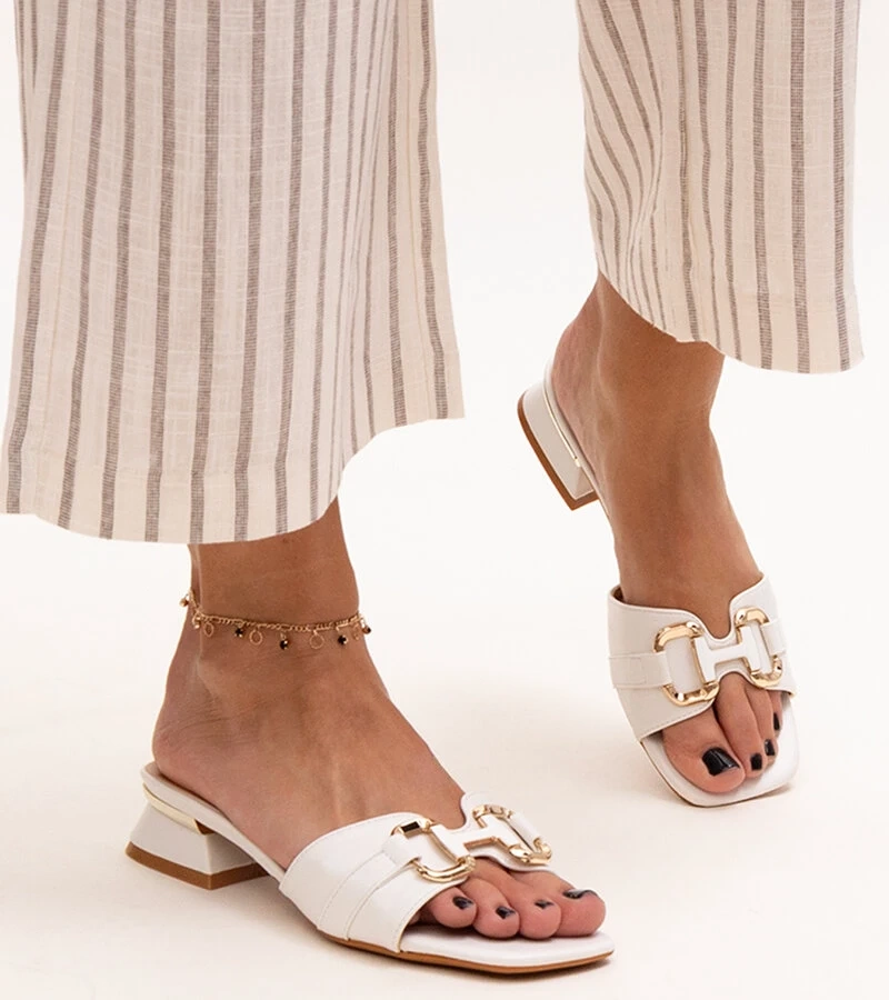 Flache Sandalen mit dekorativer Schnalle von Luara