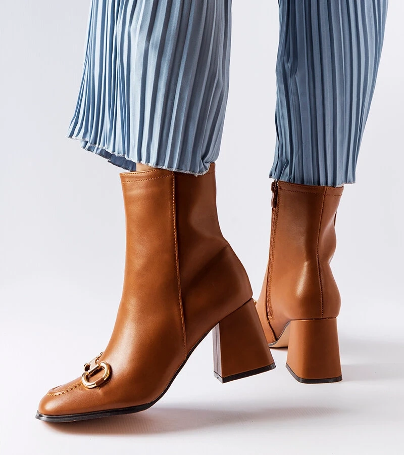 Braune Stiefeletten auf Pfosten Castione