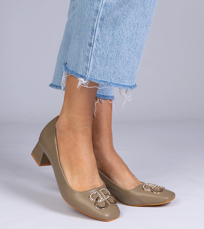 Grüne Pumps mit niedrigem Absatz und Strass Cahes