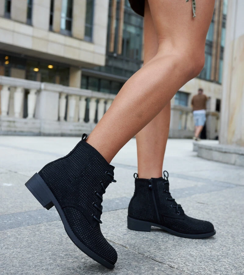 Schwarze Stiefeletten mit Zirkonia-Verzierungen von Melisurgo