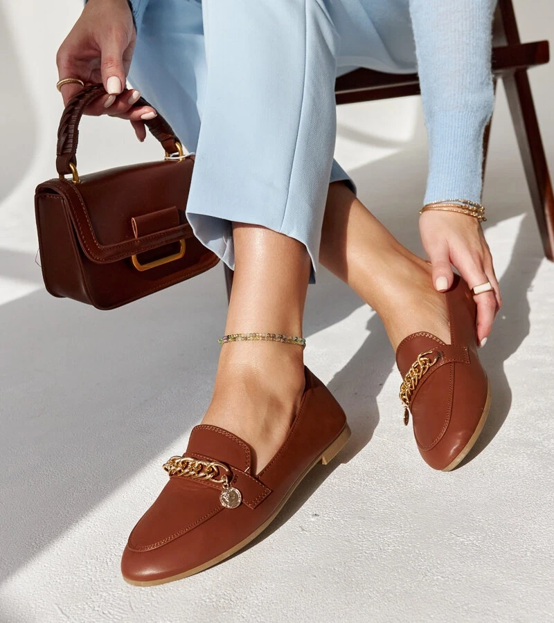 Braune Mokassins mit Scaletta-Kettchen