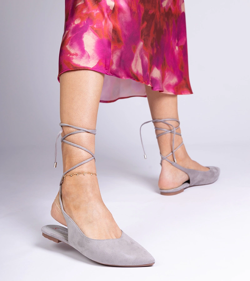 Graue flache Schnürpumps am Knöchel Karlioz