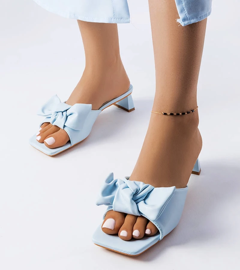 Blaue Absatz-Pantoletten mit Schleife von Oak