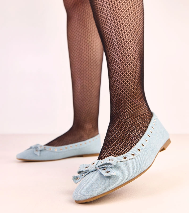 Jeans-Ballerinas mit dekorativen Ösen und Schleife Baisa