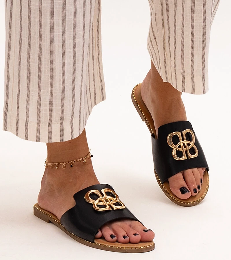 Schwarze Pantoletten verziert mit einer Perkin-Schnalle