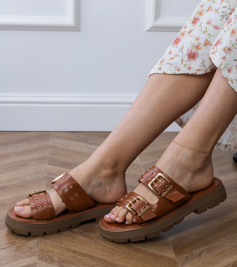 Braune flache Sandalen mit Schnallen auf den Riemen Liluna