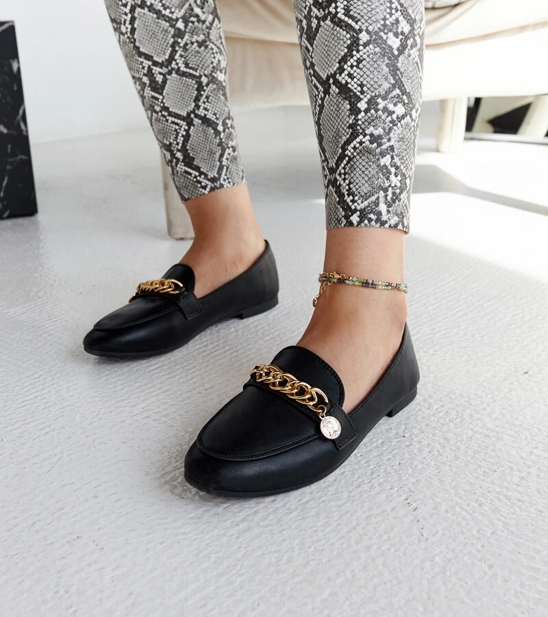 Schwarze Mokassins mit Scaletta-Kette