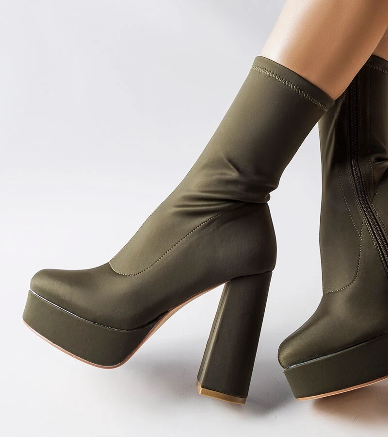 Grüne Satin-Stiefeletten auf massivem Absatz von Glus