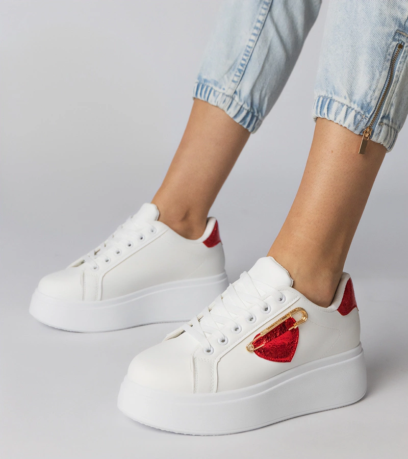Weiße Sneakers mit rotem Herz Lerisol