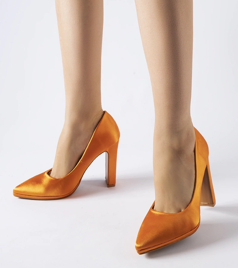 Orangefarbene Satin-Pumps mit Absatz von Rivers