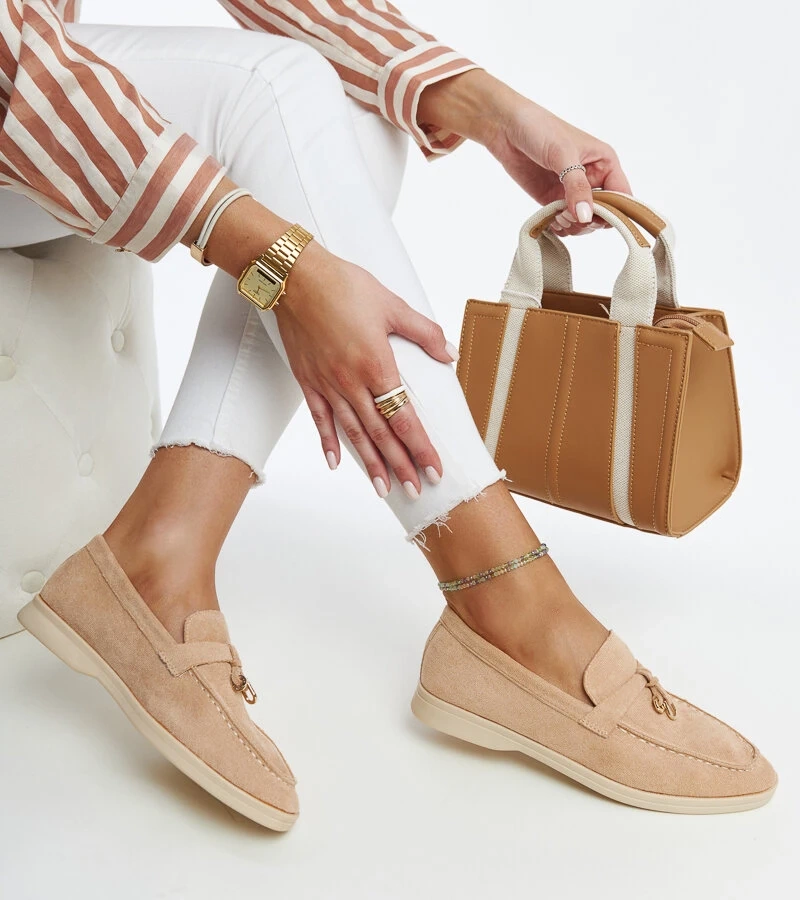 Beige Mokassins mit Metallanhänger Fiorano