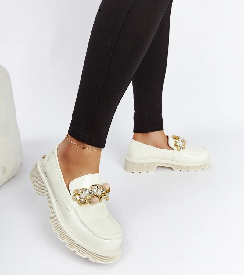 Beige Lackleder-Mokassins GOE NN2N4202