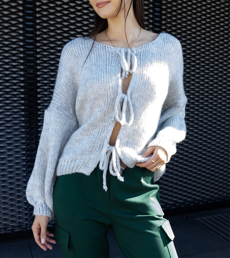 Szary wiązany sweterek Sumaia po niemiecku to: **Grauer gebundener Pullover Sumaia**.