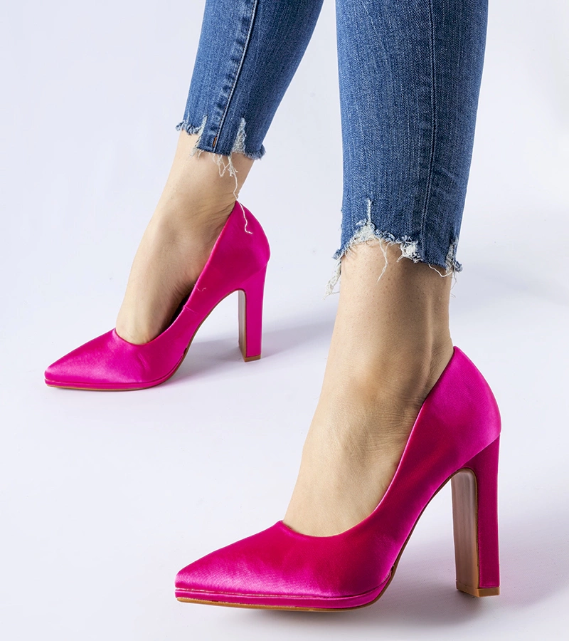Rosa Satin-Pumps mit Absatz von Rivers