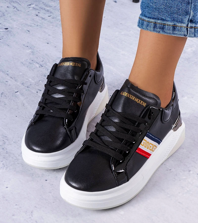 Schwarzes Schuhwerk mit lackierten Einsätzen von Annot