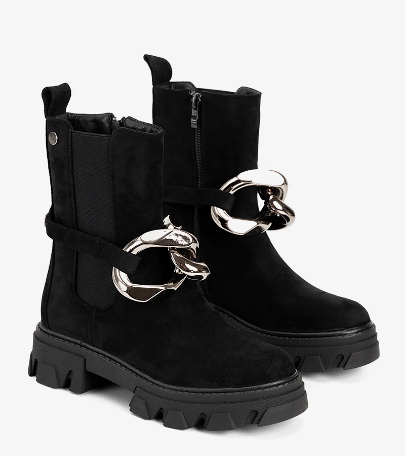 Schwarze Stiefeletten mit goldener Kette von Gareau