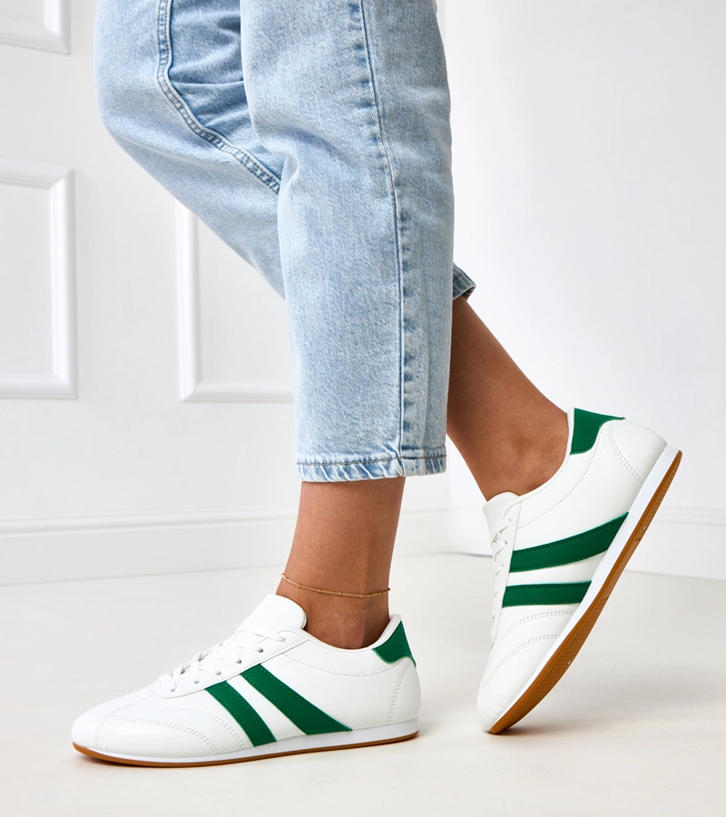 Weiße Sneaker im Tennisschuh-Stil mit grünem Einsatz Mydland