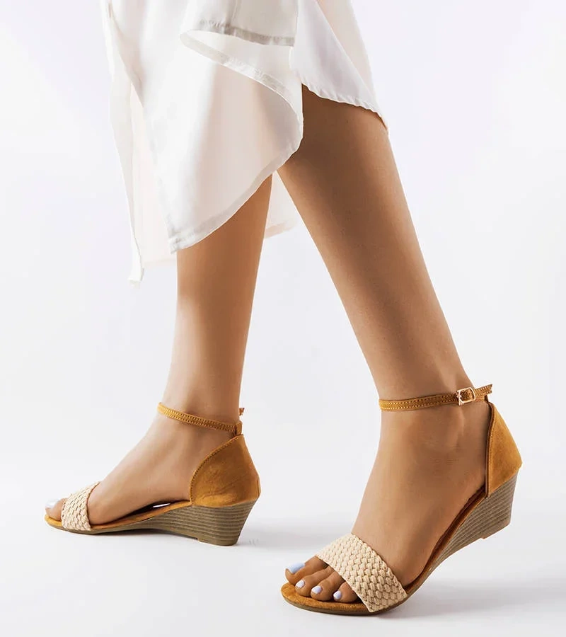 Żółte czółenka na słupku z motywem skóry wężą Dolores