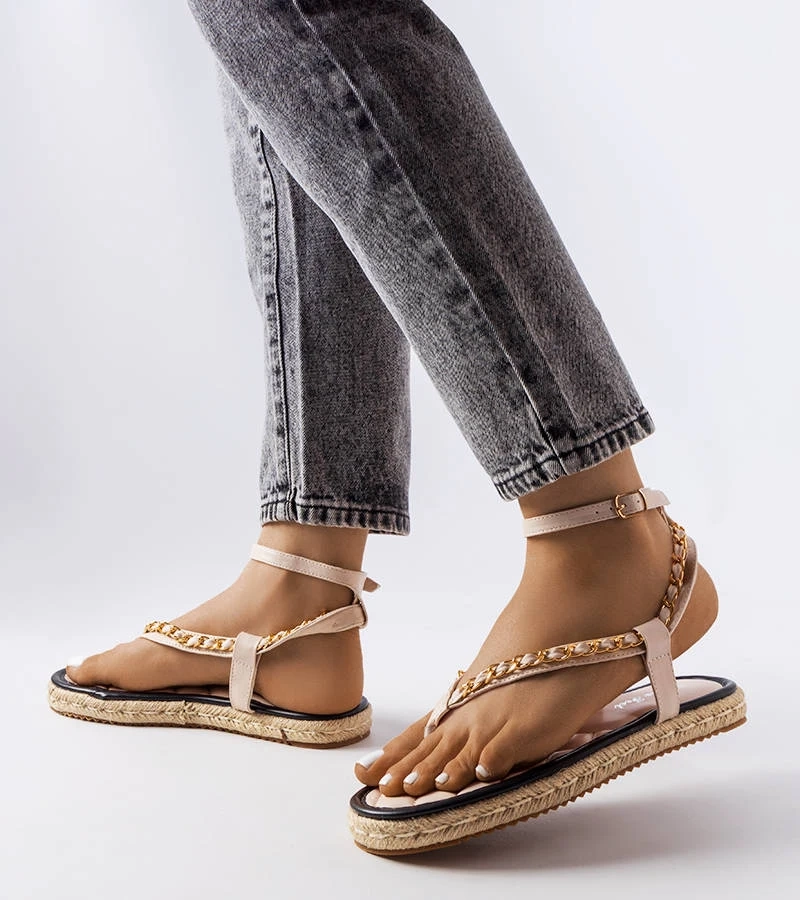 Beigefarbene Sandalen verziert mit einer Kette von Varieur