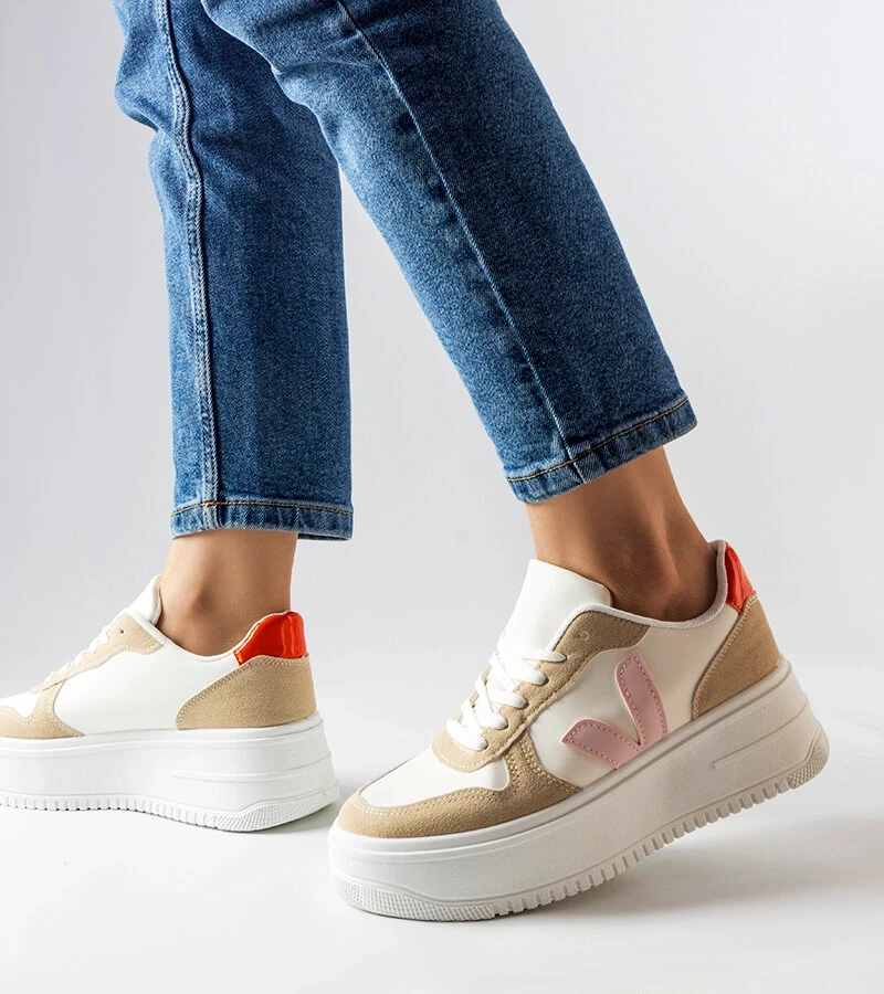 Weiße Sneakers mit rosa Einsatz von Plouffe