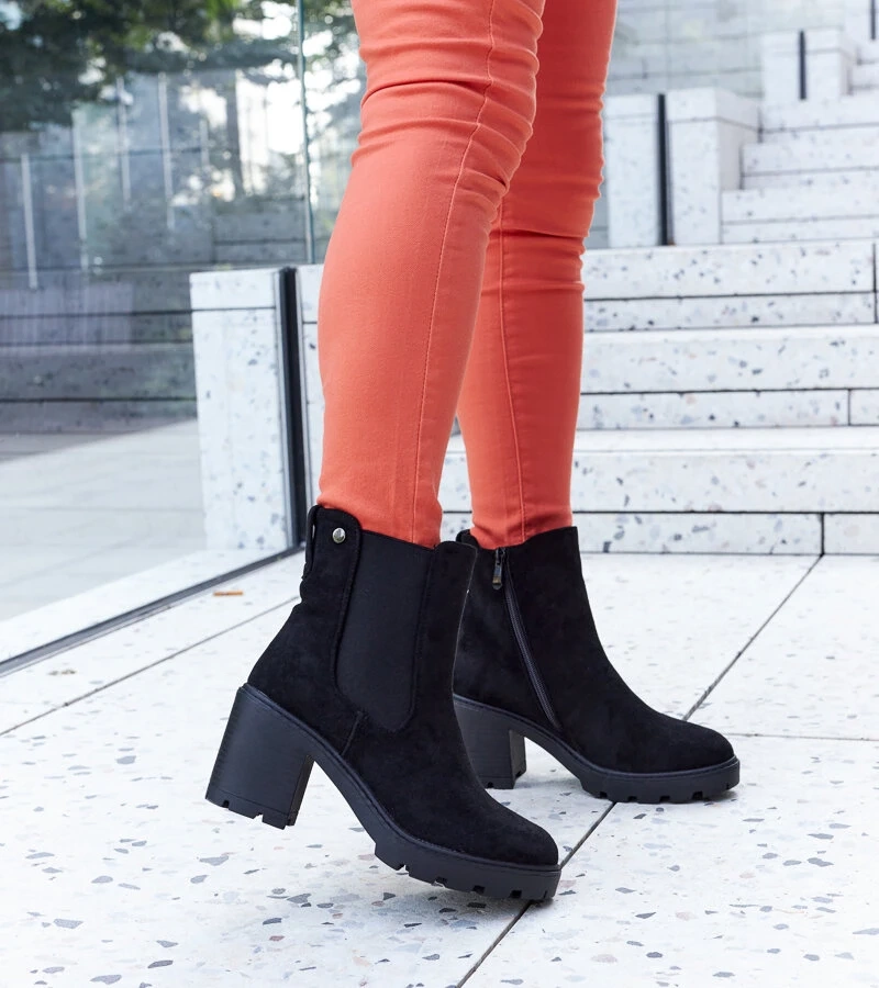 Schwarze gefütterte Eco-Wildleder Stiefeletten auf einem Pfosten Caio