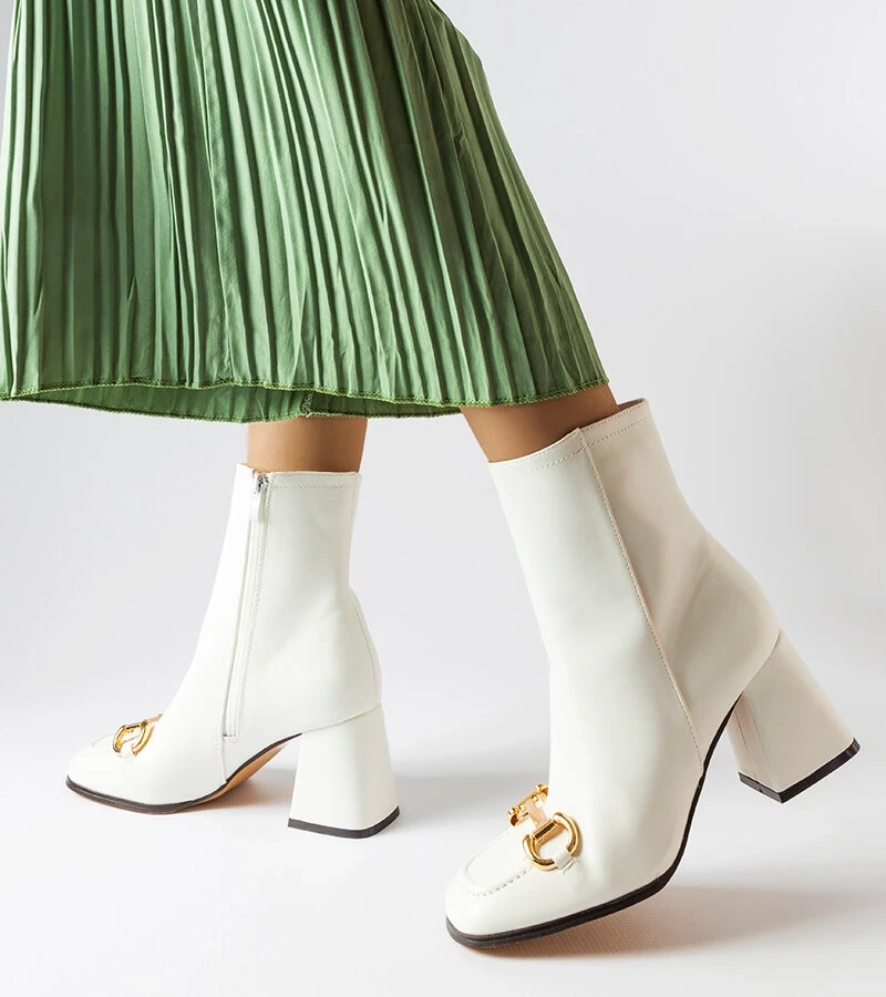 Weiße Stiefeletten auf dem Absatz Castione