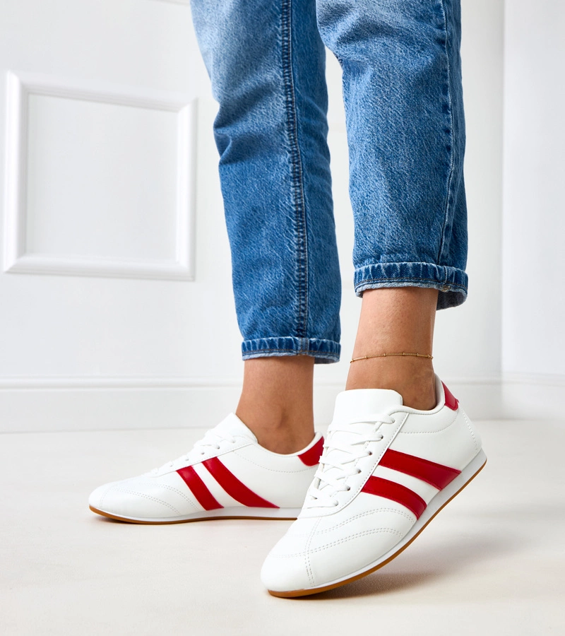 Weiße Sneaker-Turnschuhe mit rotem Einsatz Mydland