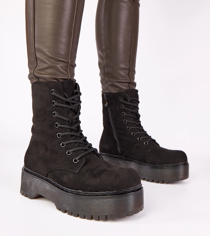 Schwarze Plattformstiefeletten aus Kunstveloursleder Mollie