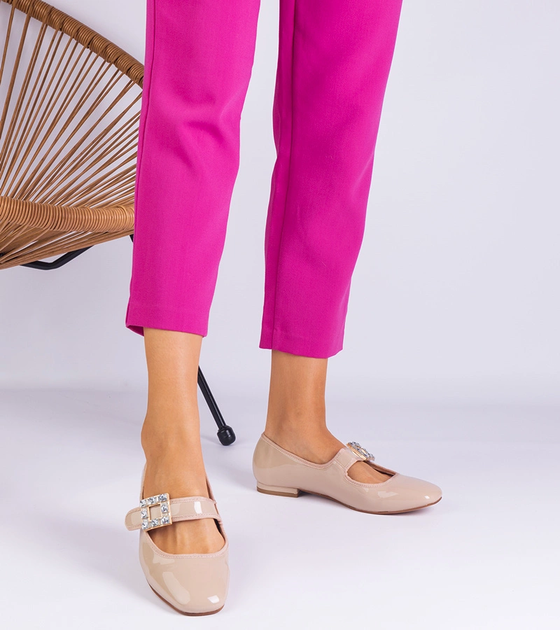 Beige lackierte Ballerinas verziert mit Schnalle Furseda