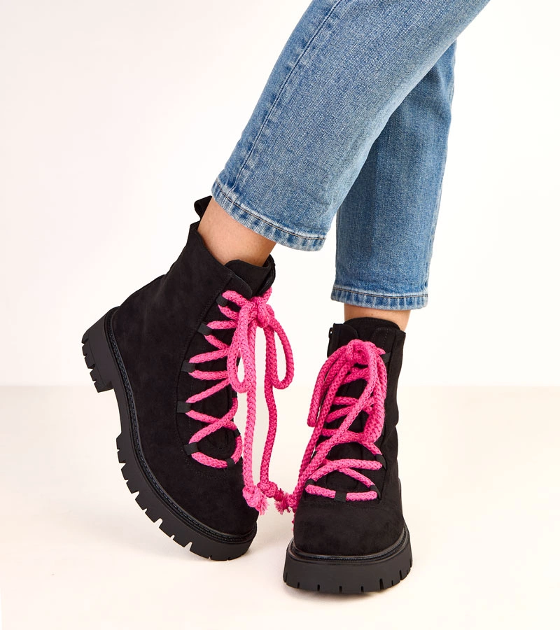 Schwarze Stiefeletten mit dekorativer rosa Schnürung Gabria