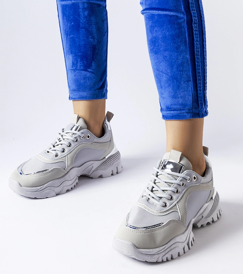 Graue Sneakers mit silbernem Akzent von Lodgeville