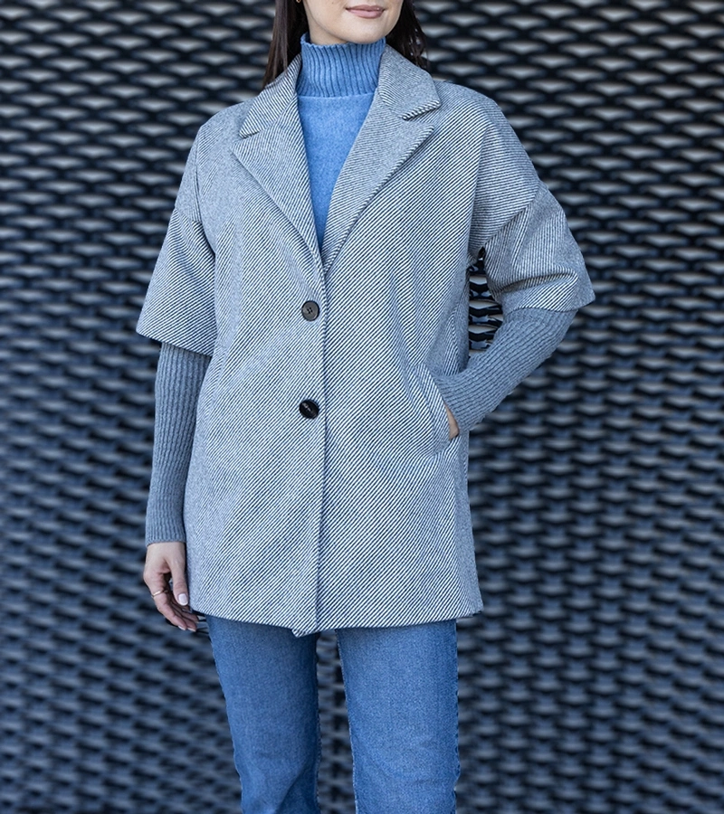 Szary płaszcz ze sweterkowymi rękawami Sameha po niemiecku to: **Grau Mantel mit Strickärmeln von Sameha**.